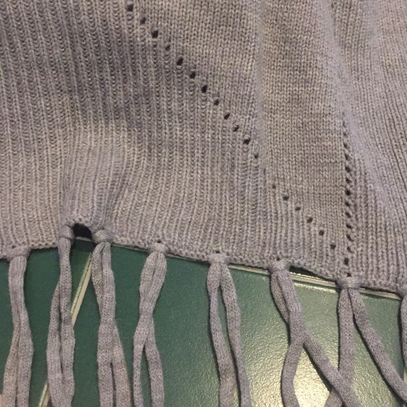 NWT Ann Taylor heather Gra͏y fringed poncho - Picture 2 of 3